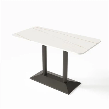 Обеденный стол из чугуна в ресторане Bistro с столешницей из искусственного белого мрамора